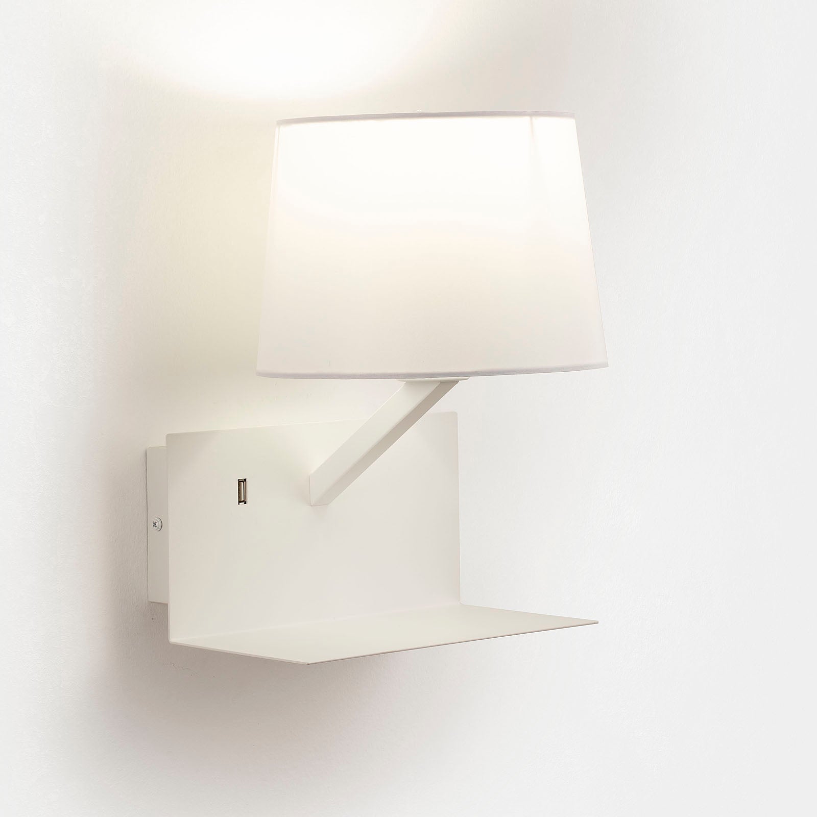 Weiße KAARO Wandleuchte mit USB