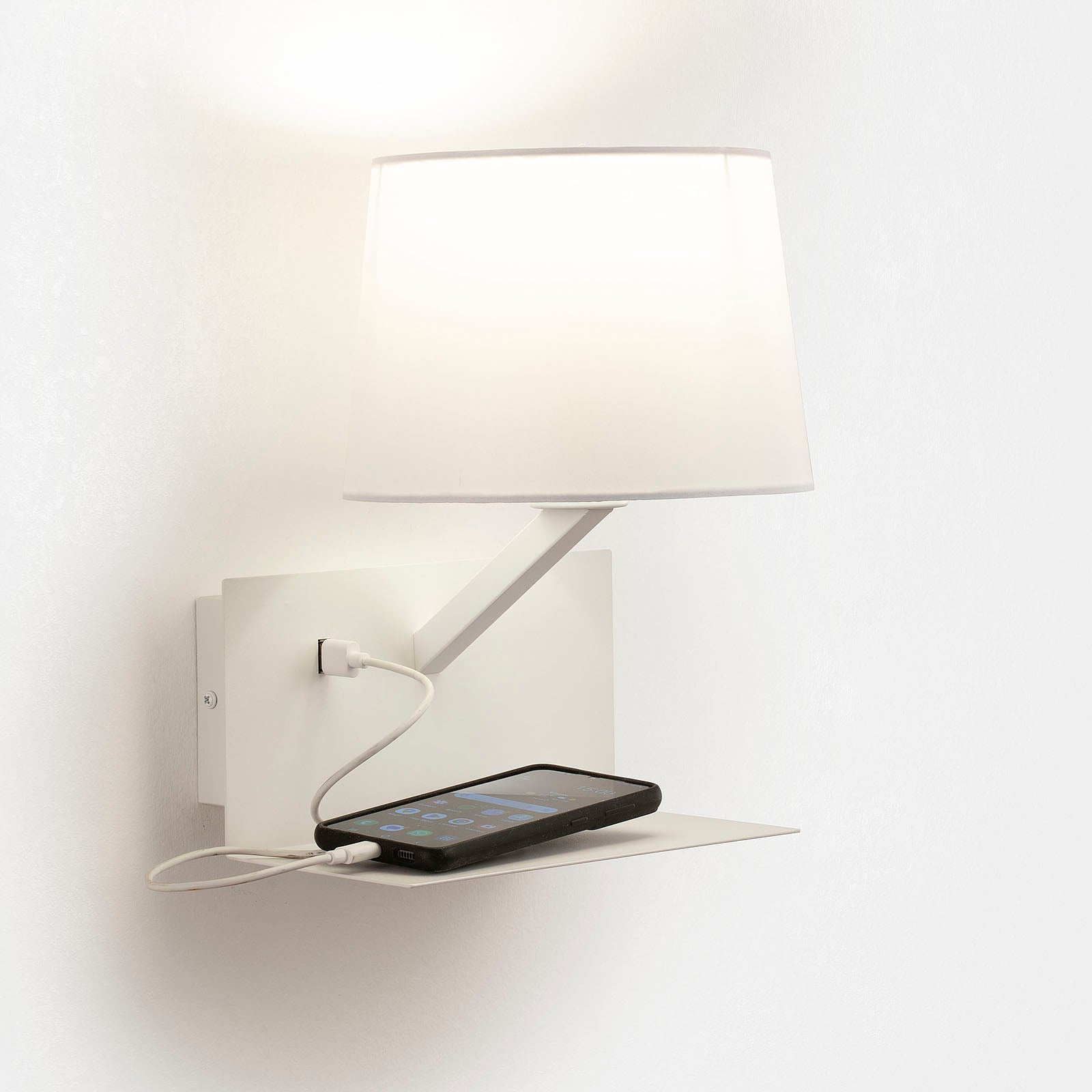 Weiße KAARO Wandleuchte mit USB