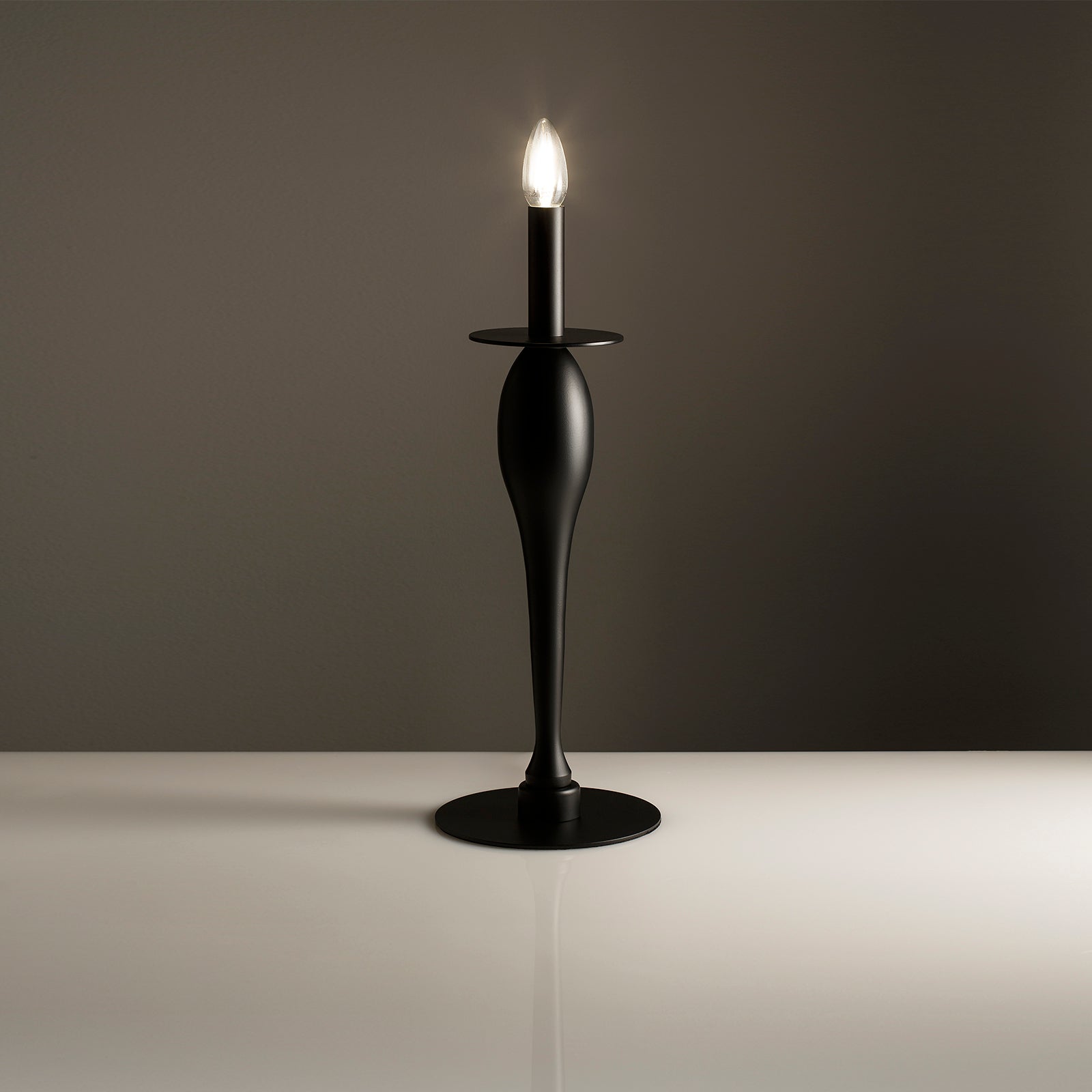 MUT schwarze Tischlampe