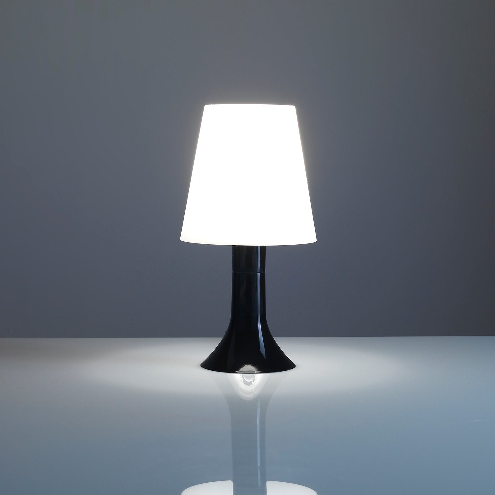 KIRK Tischlampe schwarz