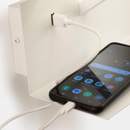 Weiße KAARO Wandleuchte mit USB