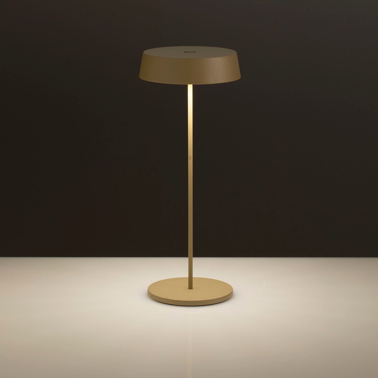 Goldfarbene wiederaufladbare Tischlampe BISTROT