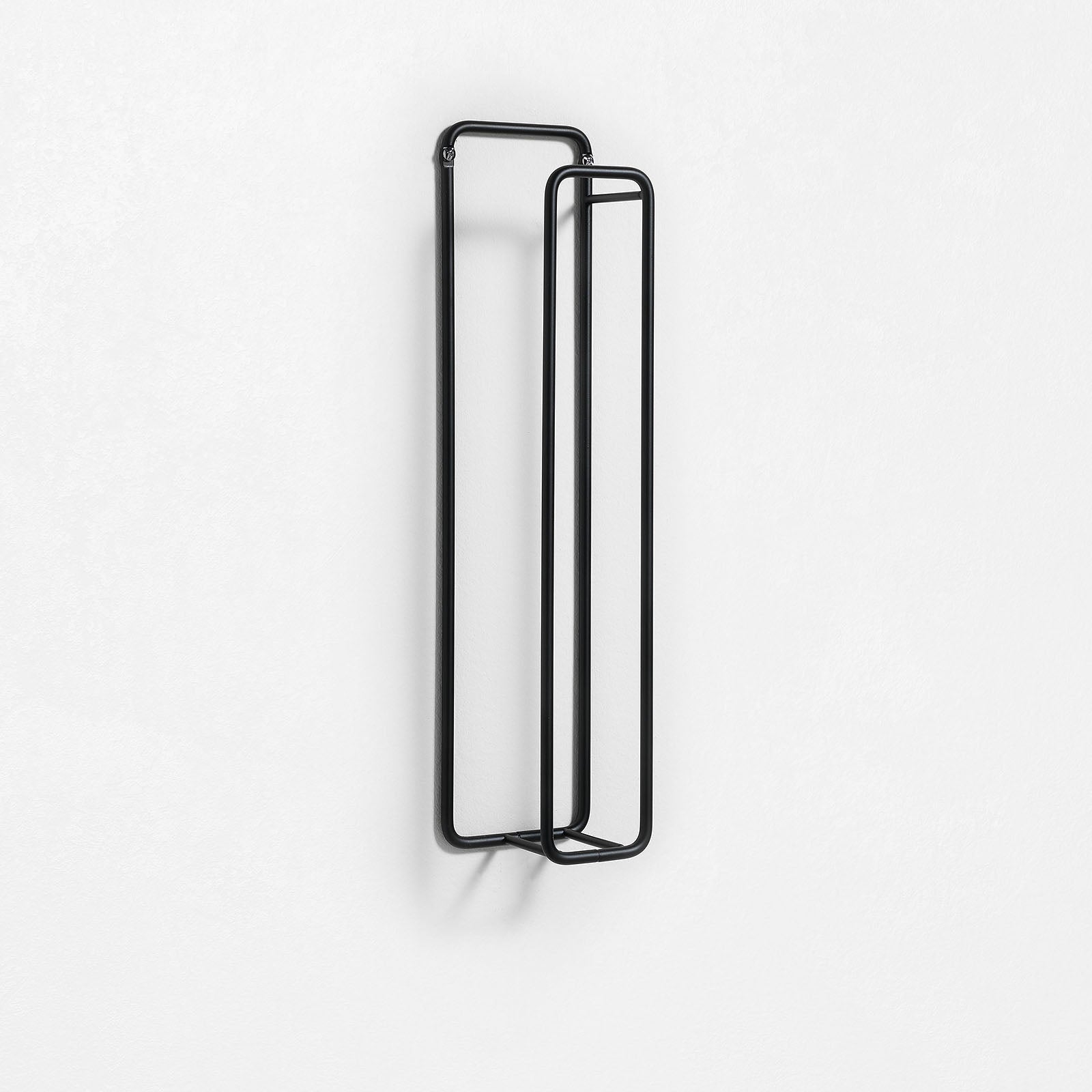 GUMI black vertical wall towel holder