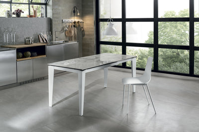 PUAKO ausziehbarer Tisch aus weißem Marmor