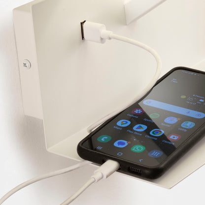 Weiße KAARO Wandleuchte mit USB