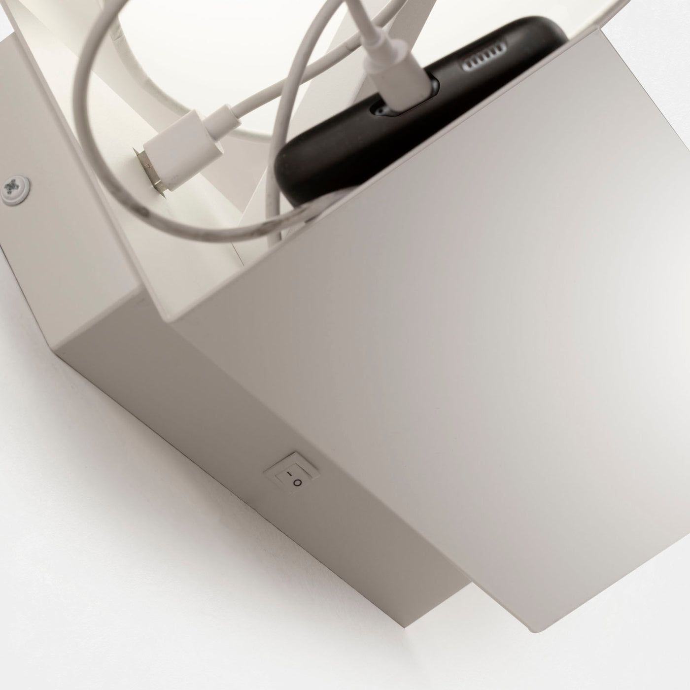 Weiße KAARO Wandleuchte mit USB